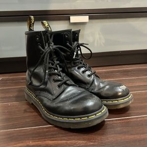 Doc Martens: 1460 WOMEN'S SMOOTH LEATHER LACE UP BOOTS